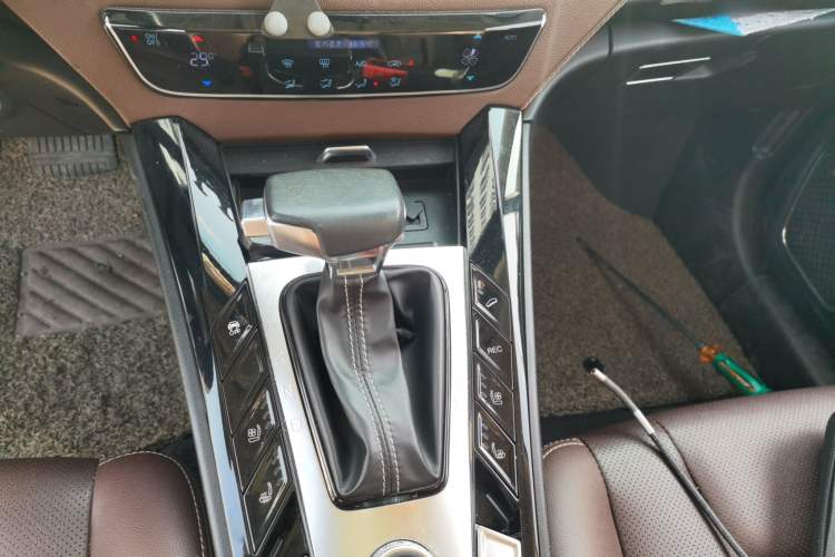Used TRAUM S70 2018 1.5T Automatic Luxury Sporty 7-Seater Gear Lever