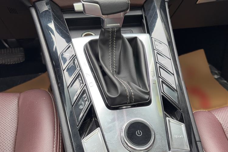 Used TRAUM S70 2018 1.5T Automatic Luxury 7-Seater Gear Lever