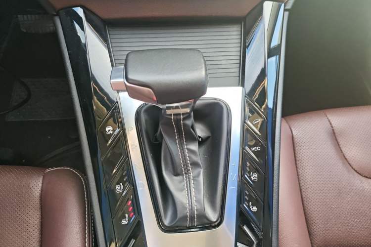 Used TRAUM S70 2018 1.5T Automatic Luxury Model 5 Seats Gear Lever