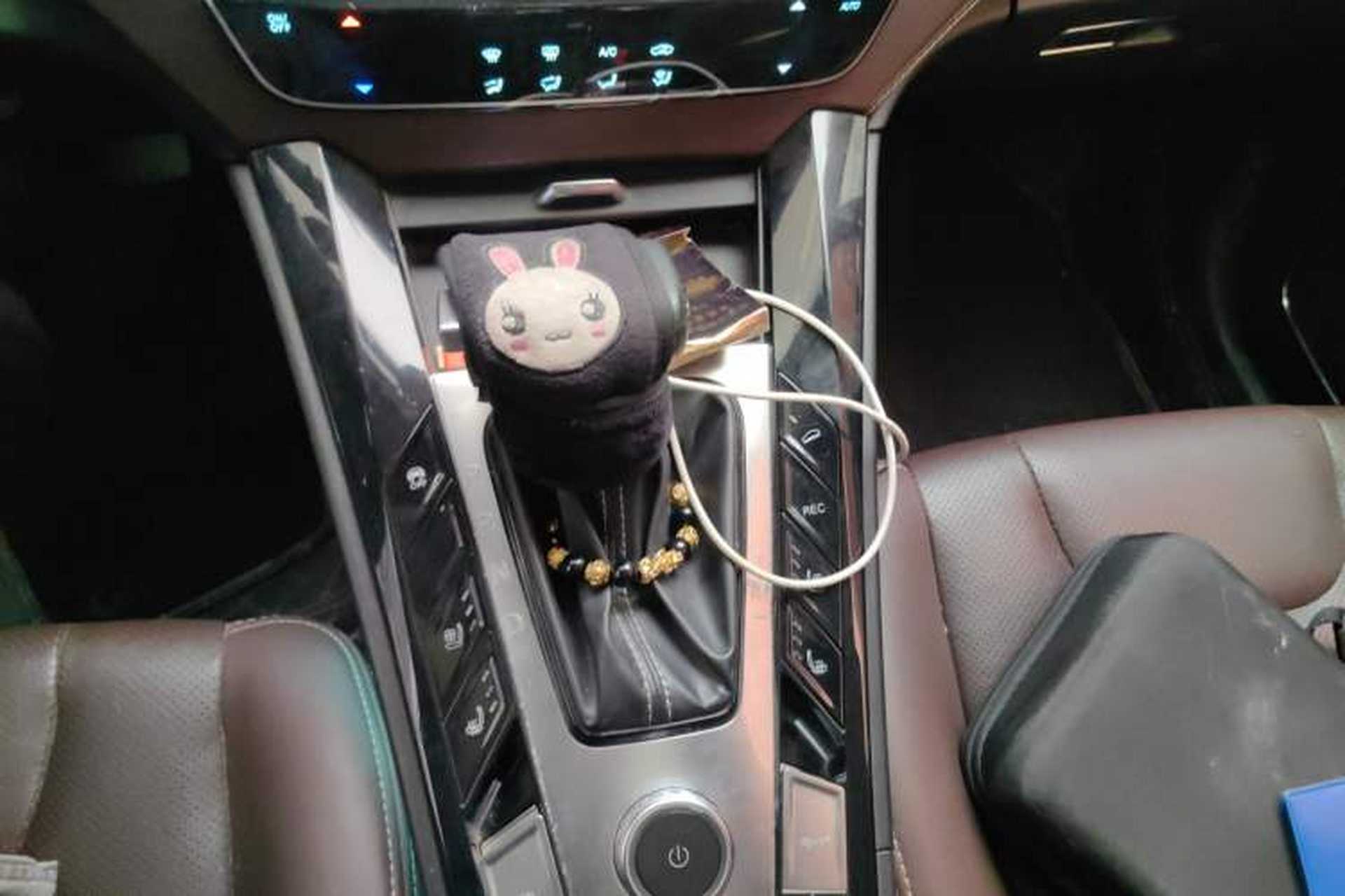 Used TRAUM S70 2018 1.5T Automatic Luxury 7-Seater Gear Lever