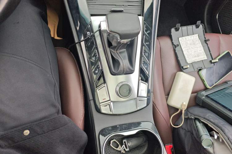 Used TRAUM S70 2018 1.5T Automatic Luxury 7-Seater Gear Lever