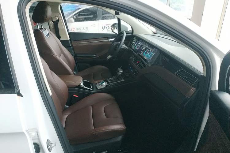 Used TRAUM S70 2018 1.5T Automatic Luxury Sporty 7-Seater Right Front Seat