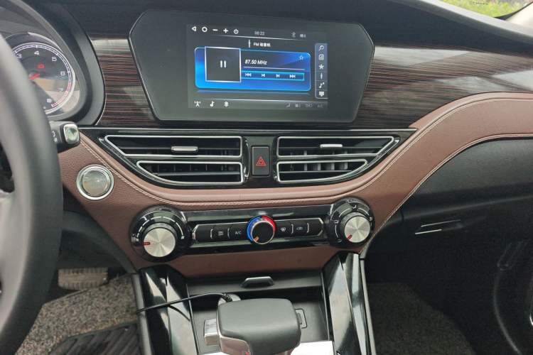 Used TRAUM S70 2018 1.5T Automatic Comfort Model 7 Seats Audio And AC Panel