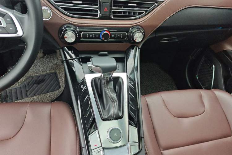 Used TRAUM S70 2018 1.5T Automatic Comfort Model 7 Seats Gear Lever