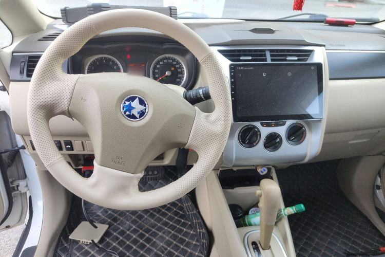 Used Venucia D50 2013 1.6L Automatic Luxury Edition Center Console