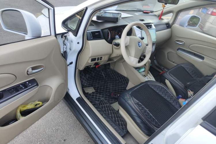 Used Venucia D50 2013 1.6L Automatic Luxury Edition Driver Seat