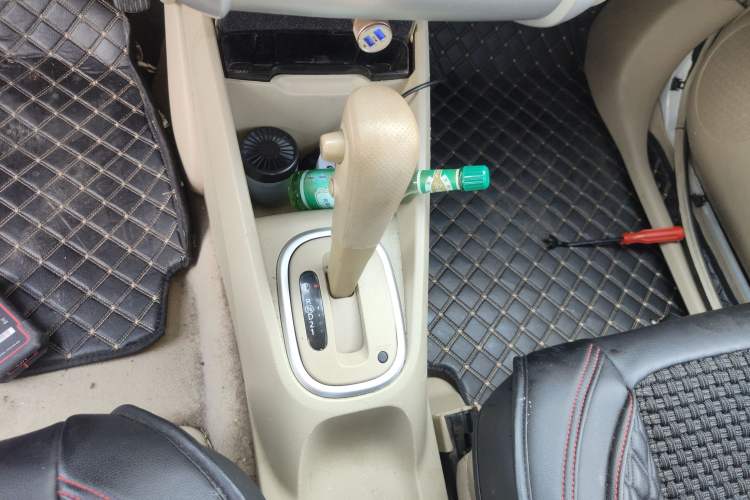 Used Venucia D50 2013 1.6L Automatic Luxury Edition Gear Lever