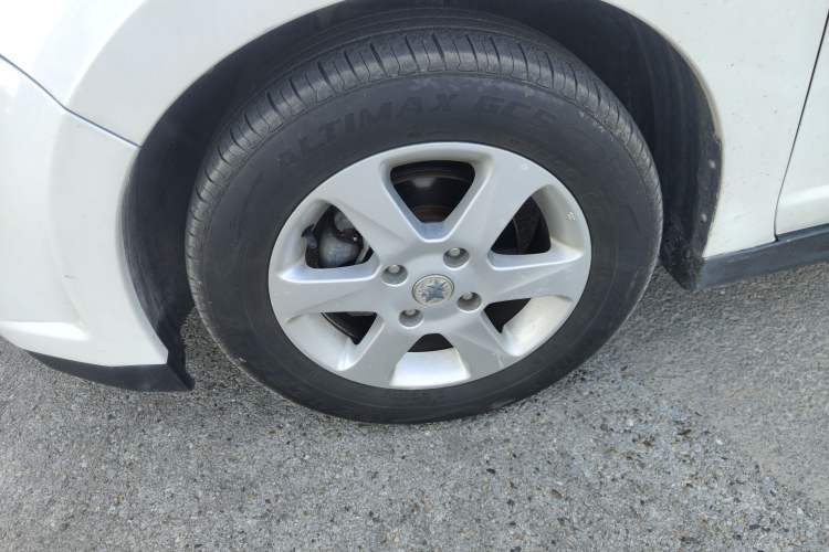 Used Venucia D50 2013 1.6L Automatic Luxury Edition Left Front Wheel Hub