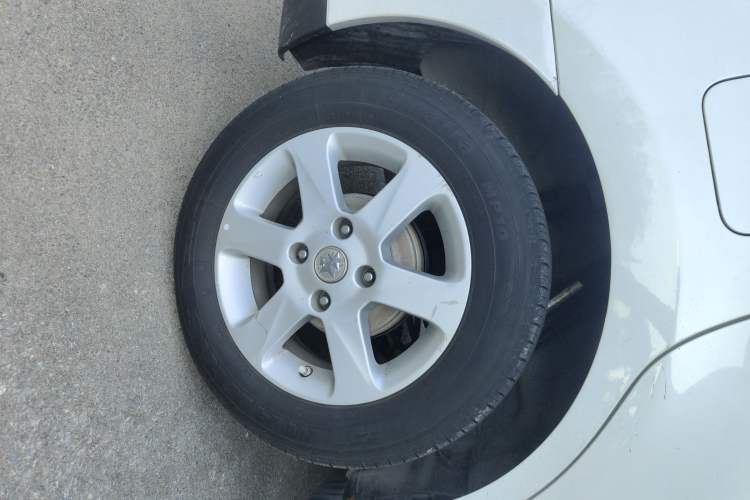 Used Venucia D50 2013 1.6L Automatic Luxury Edition Right Rear Wheel Hub