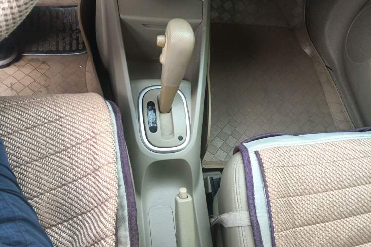 Used Venucia D50 2012 1.6L Automatic Prestige Edition Gear Lever