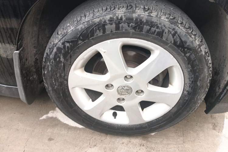 Used Venucia D50 2012 1.6L Automatic Prestige Edition Right Front Wheel Hub