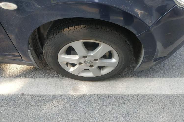 Used Venucia D50 2012 1.6L Automatic Prestige Edition Right Front Wheel Hub