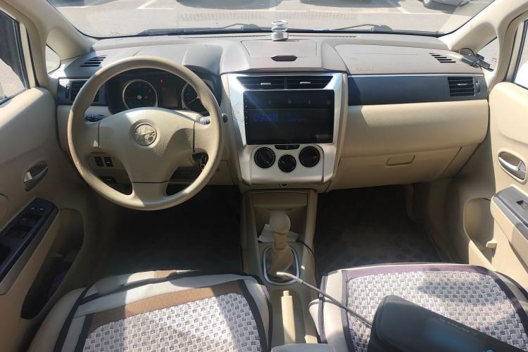 Used Venucia D50 2012 1.6L Manual Luxury Edition Center Console