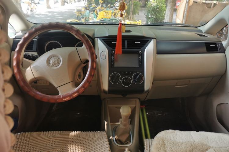 Used Venucia D50 2012 1.6L Manual Luxury Edition Center Console