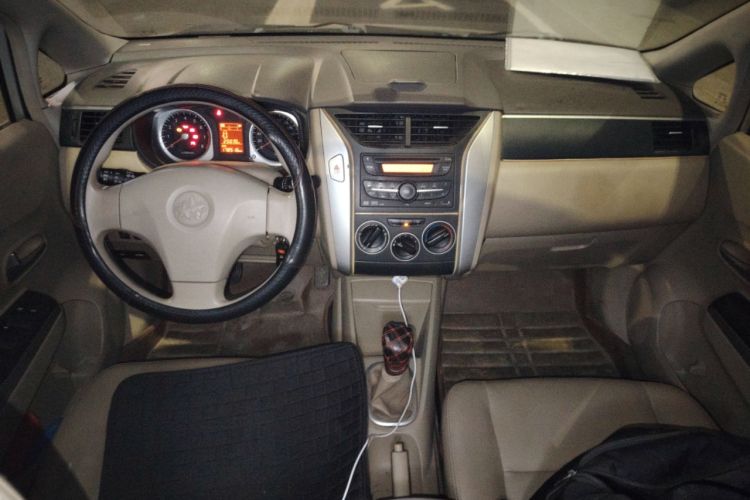 Used Venucia D50 2012 1.6L Manual Luxury Edition Center Console