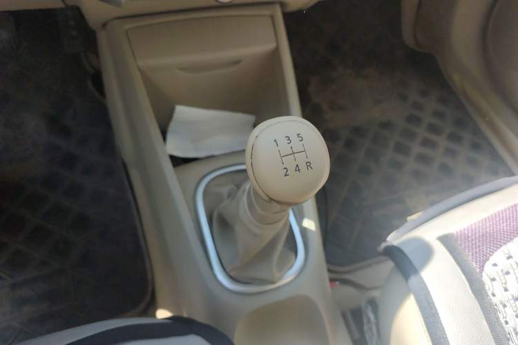 Used Venucia D50 2012 1.6L Manual Luxury Edition Gear Lever