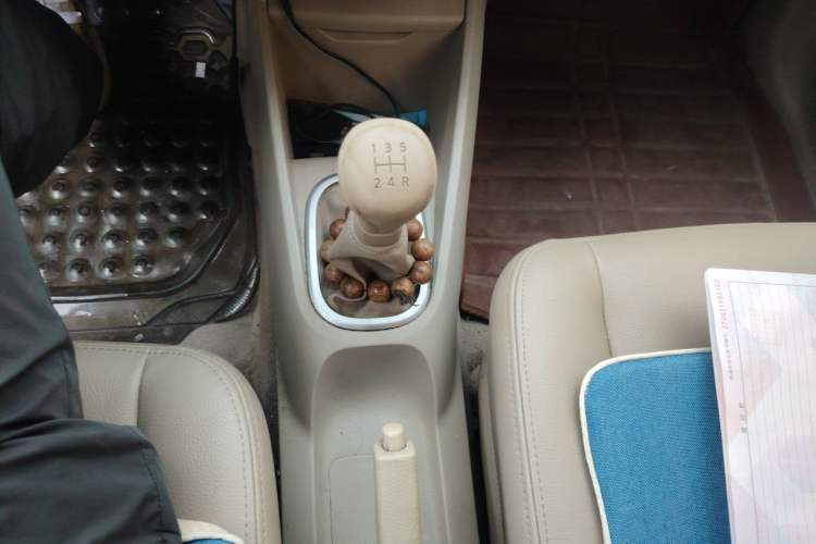 Used Venucia D50 2012 1.6L Manual Luxury Edition Gear Lever
