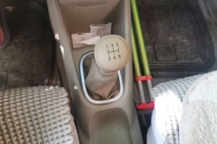 Used Venucia D50 2012 1.6L Manual Luxury Edition Gear Lever