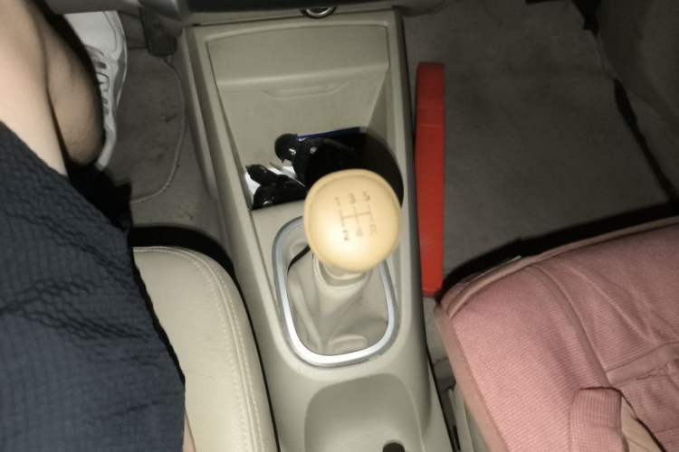 Used Venucia D50 2012 1.6L Manual Luxury Edition Gear Lever