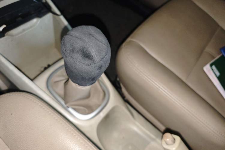 Used Venucia D50 2012 1.6L Manual Comfort Edition Gear Lever