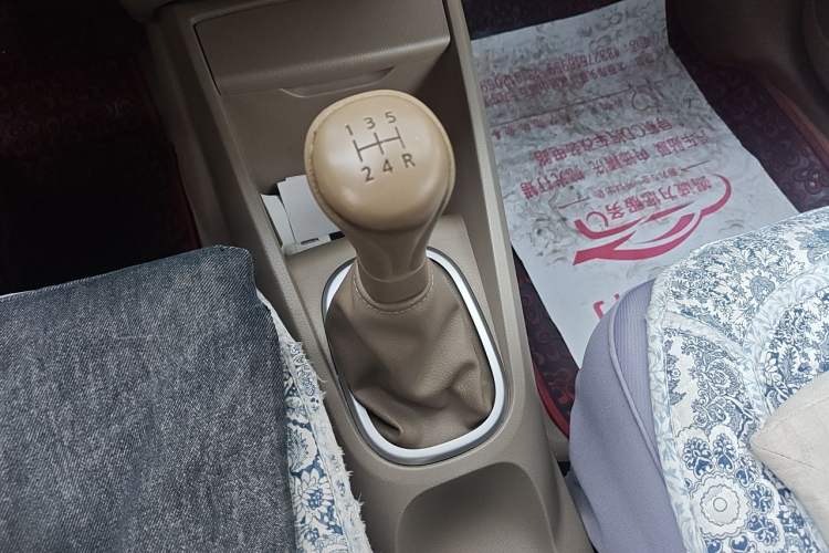 Used Venucia D50 2012 1.6L Manual Comfort Edition Gear Lever