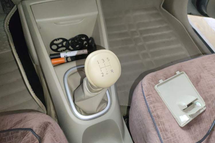 Used Venucia D50 2012 1.6L Manual Comfort Edition Gear Lever