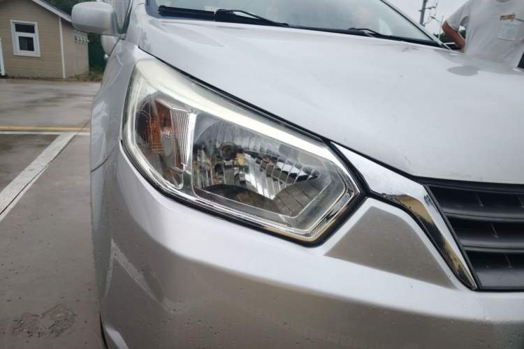 Used Venucia D50 2012 1.6L Manual Luxury Edition Right Front Headlight