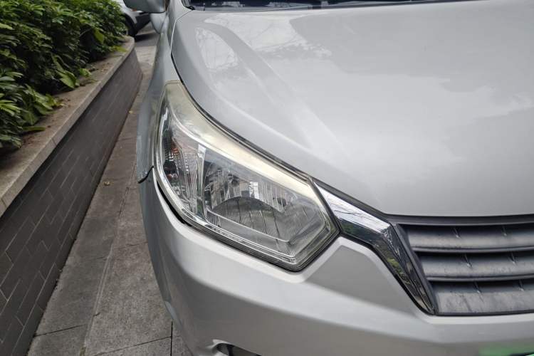 Used Venucia D50 2012 1.6L Automatic Prestige Edition Right Front Headlight