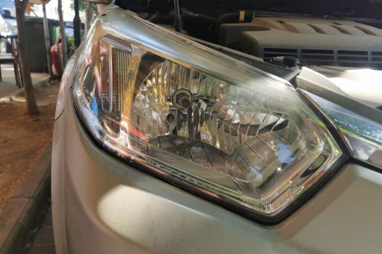 Used Venucia D50 2012 1.6L Manual Luxury Edition Right Front Headlight
