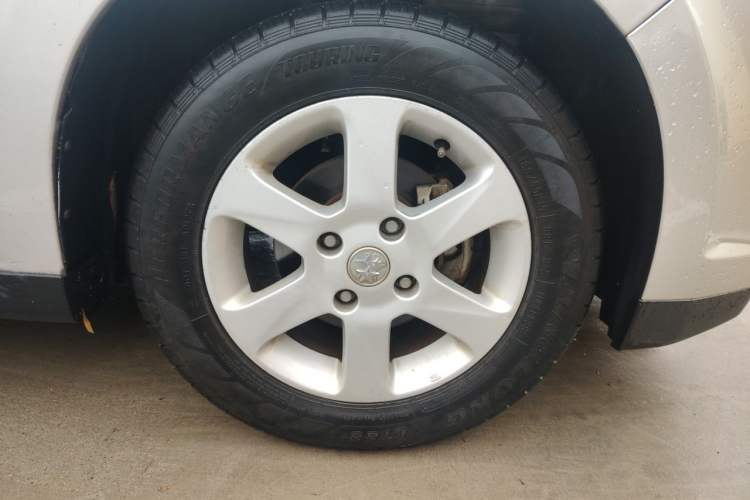 Used Venucia D50 2012 1.6L Manual Luxury Edition Right Front Wheel Hub