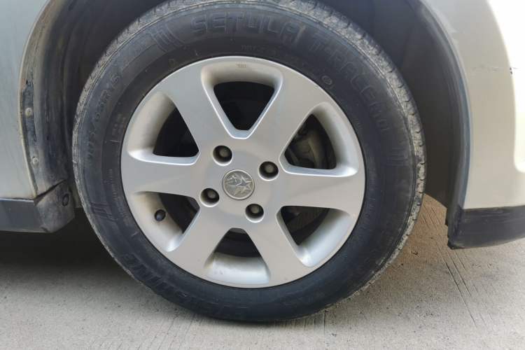 Used Venucia D50 2012 1.6L Manual Luxury Edition Right Front Wheel Hub