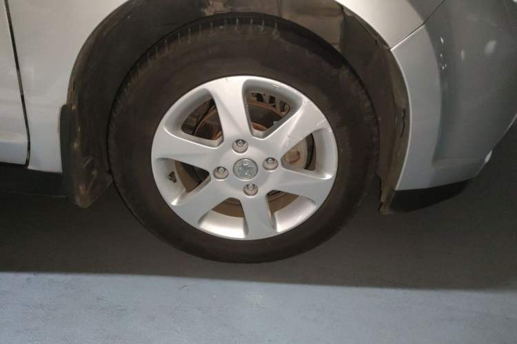 Used Venucia D50 2012 1.6L Manual Luxury Edition Right Front Wheel Hub
