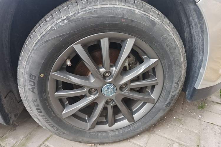Used Venucia D50 2012 1.6L Manual Comfort Edition Right Front Wheel Hub