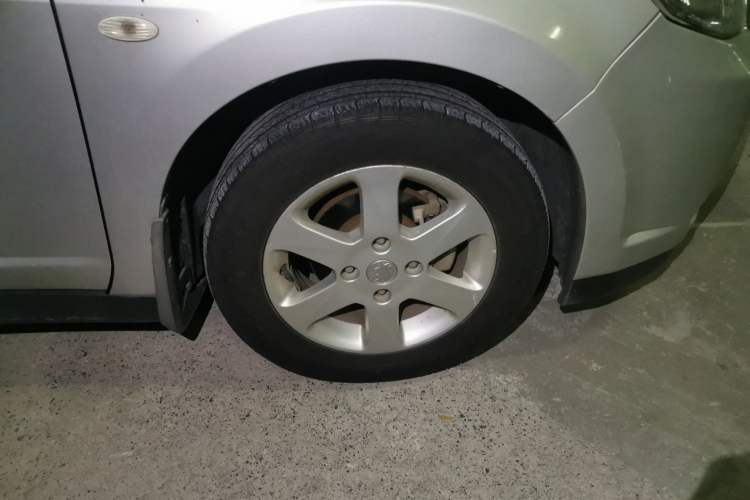Used Venucia D50 2012 1.6L Automatic Prestige Edition Right Front Wheel Hub