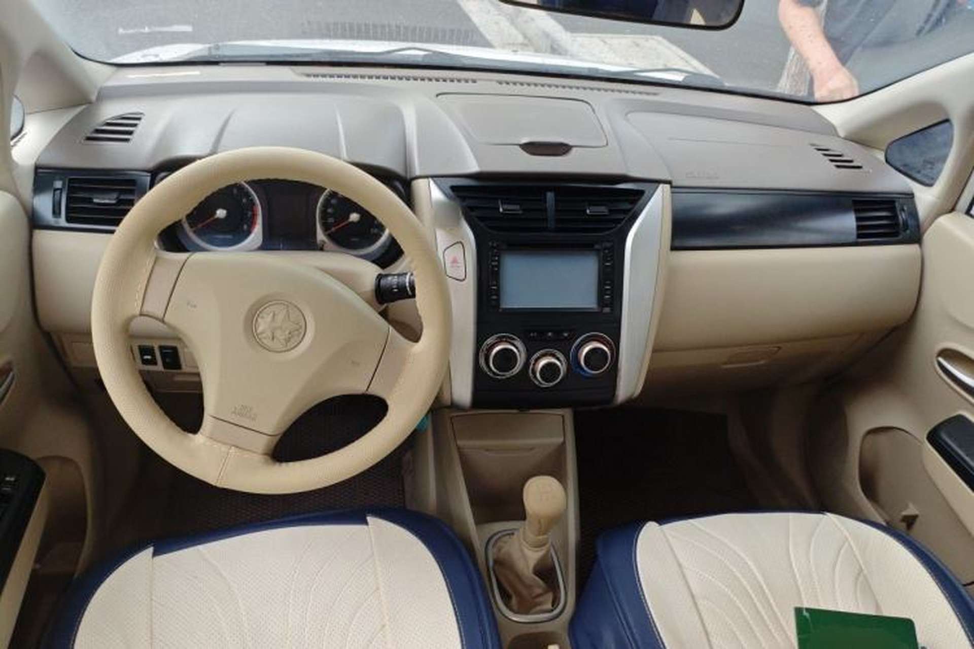 Used Venucia D50 2012 1.6L Manual Comfort Edition Center Console