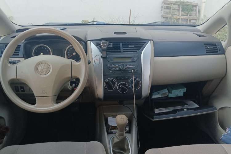 Used Venucia D50 2012 1.6L Manual Comfort Edition Center Console
