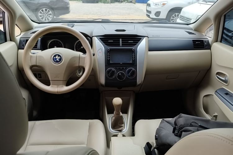 Used Venucia D50 2012 1.6L Manual Luxury Edition Center Console
