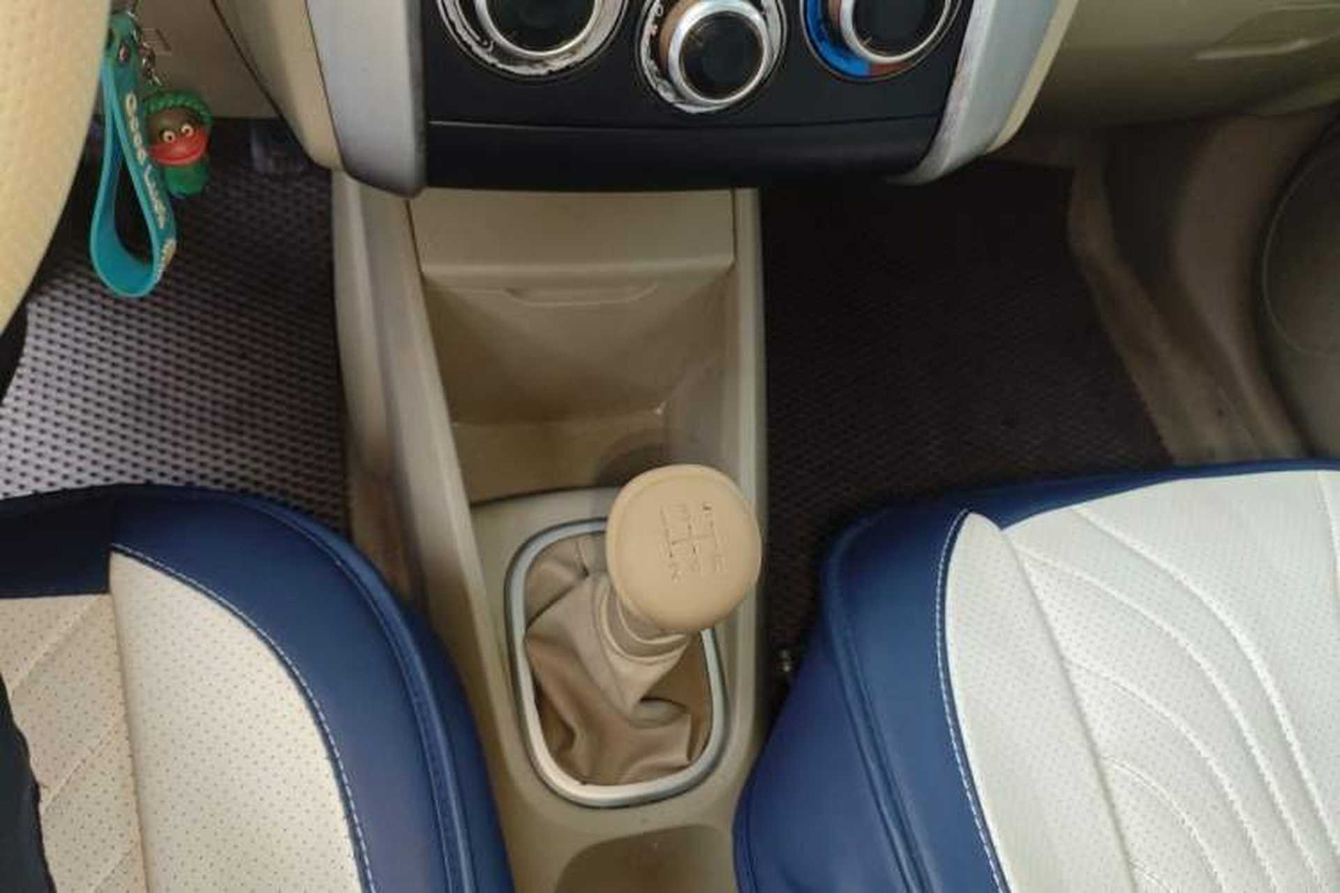 Used Venucia D50 2012 1.6L Manual Comfort Edition Gear Lever