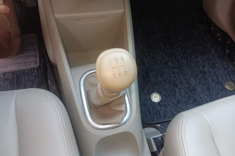 Used Venucia D50 2012 1.6L Manual Luxury Edition Gear Lever