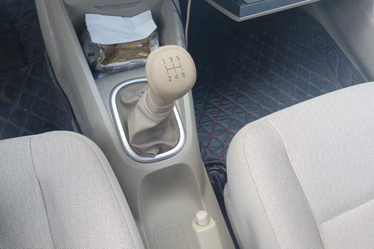 Used Venucia D50 2012 1.6L Manual Comfort Edition Gear Lever