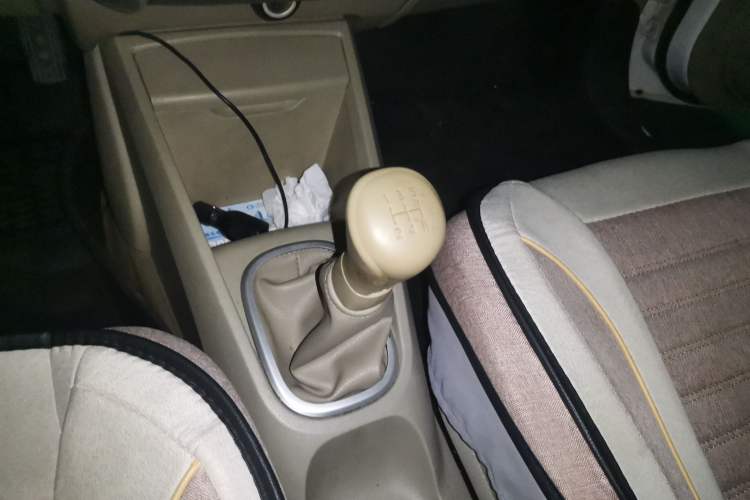 Used Venucia D50 2012 1.6L Manual Comfort Edition Gear Lever