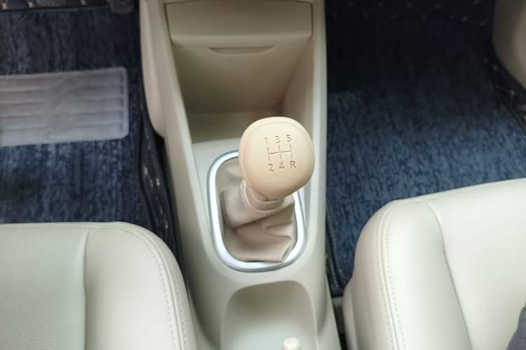 Used Venucia D50 2012 1.6L Manual Luxury Edition Gear Lever