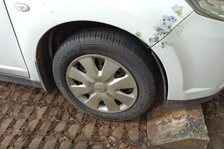 Used Venucia D50 2012 1.6L Manual Comfort Edition Right Front Wheel Hub