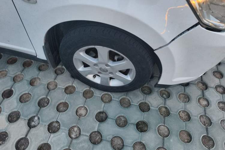 Used Venucia D50 2012 1.6L Manual Luxury Edition Right Front Wheel Hub