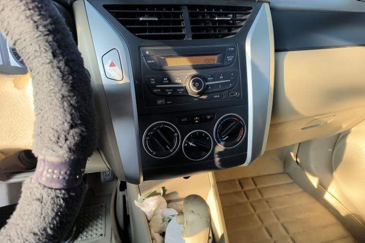 Used Venucia D50 2013 1.6L Automatic Fashion Edition Audio And AC Panel