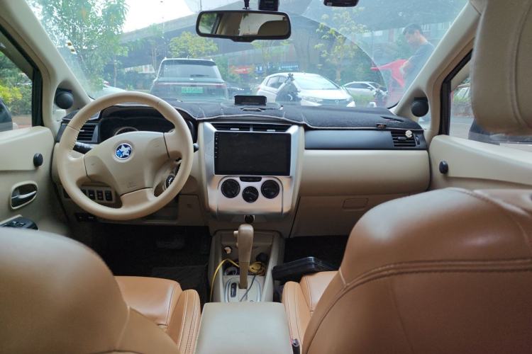 Used Venucia D50 2013 1.6L Automatic Fashion Edition Center Console