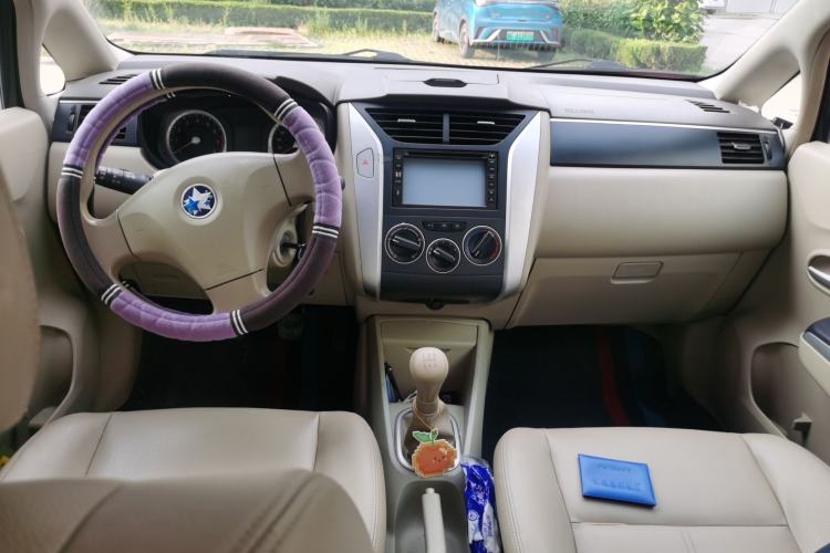 Used Venucia D50 2013 1.6L Manual Luxury Edition Center Console