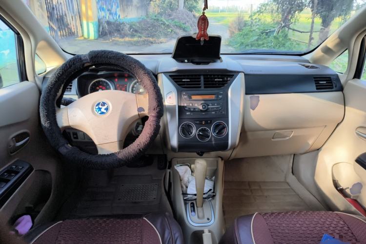 Used Venucia D50 2013 1.6L Automatic Fashion Edition Center Console