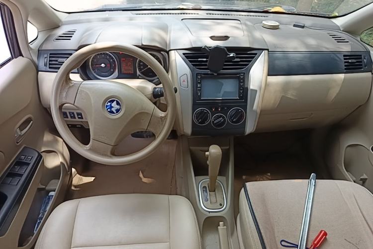 Used Venucia D50 2013 1.6L Automatic Fashion Edition Center Console