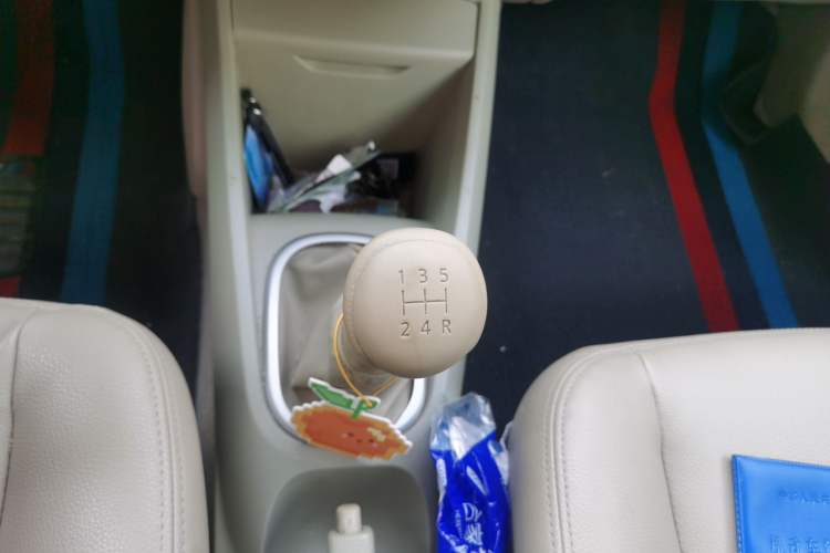 Used Venucia D50 2013 1.6L Manual Luxury Edition Gear Lever
